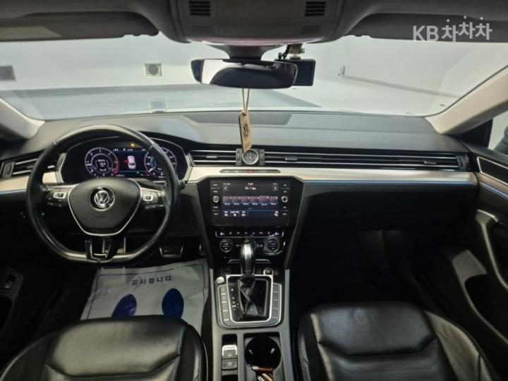 Volkswagen Arteon 2.0 TDI Elegance Premium 8