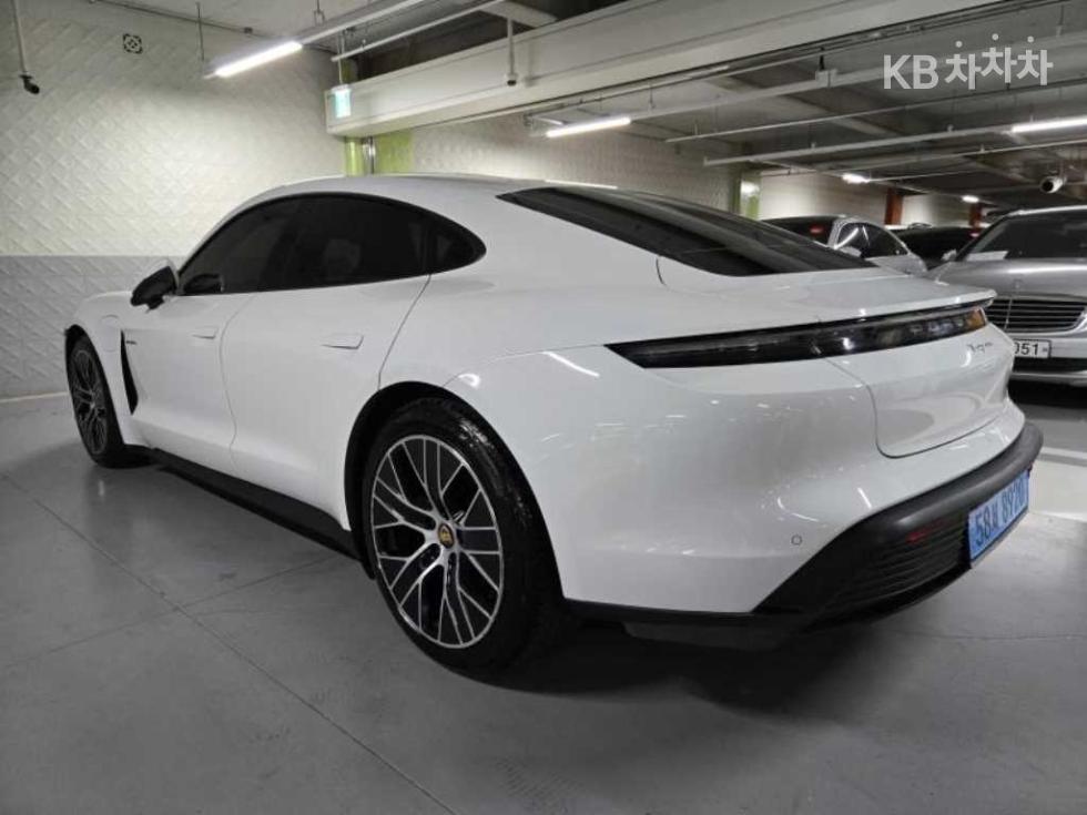 2022 - porsche taycan