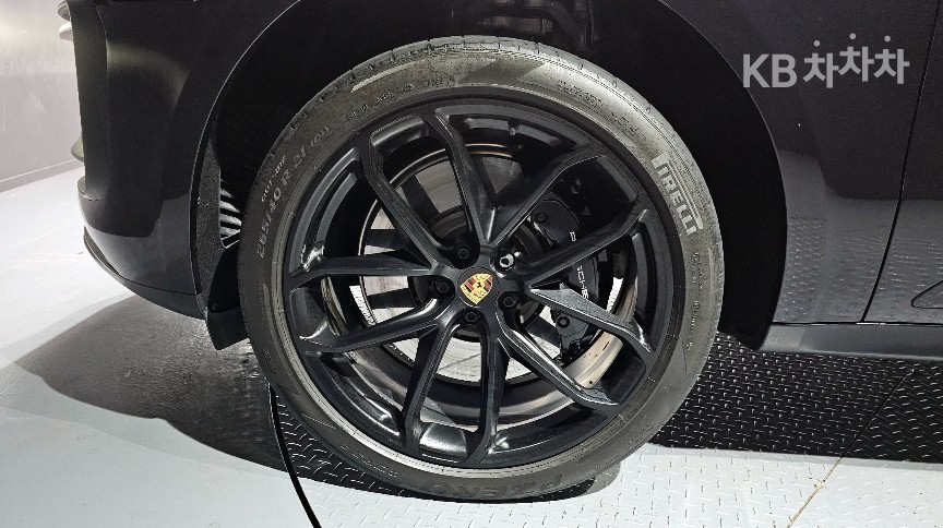 2023 - porsche macan
