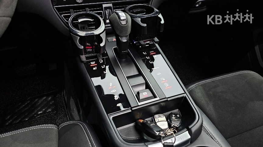 2023 - porsche macan