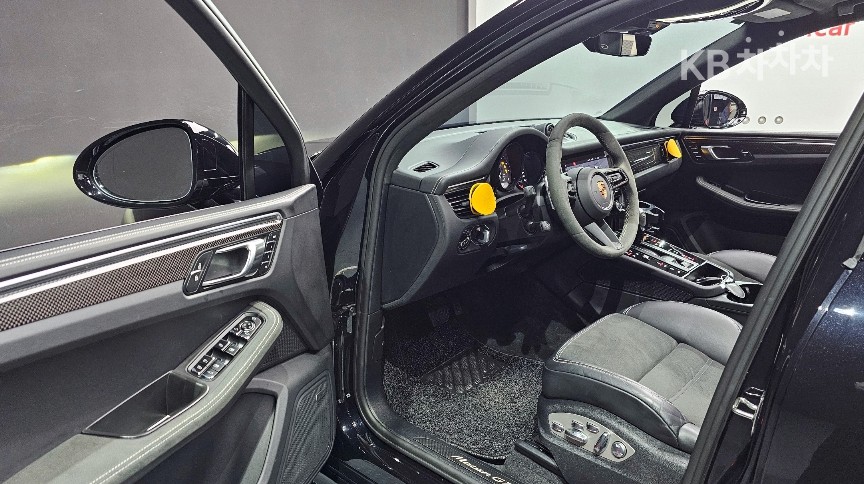 2023 - porsche macan