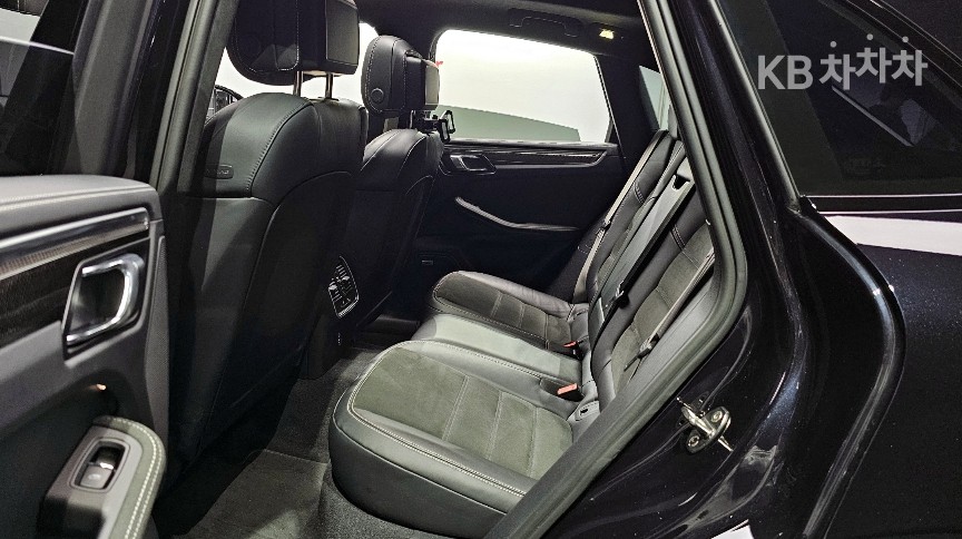 2023 - porsche macan