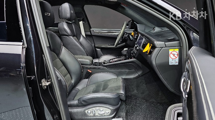 2023 - porsche macan