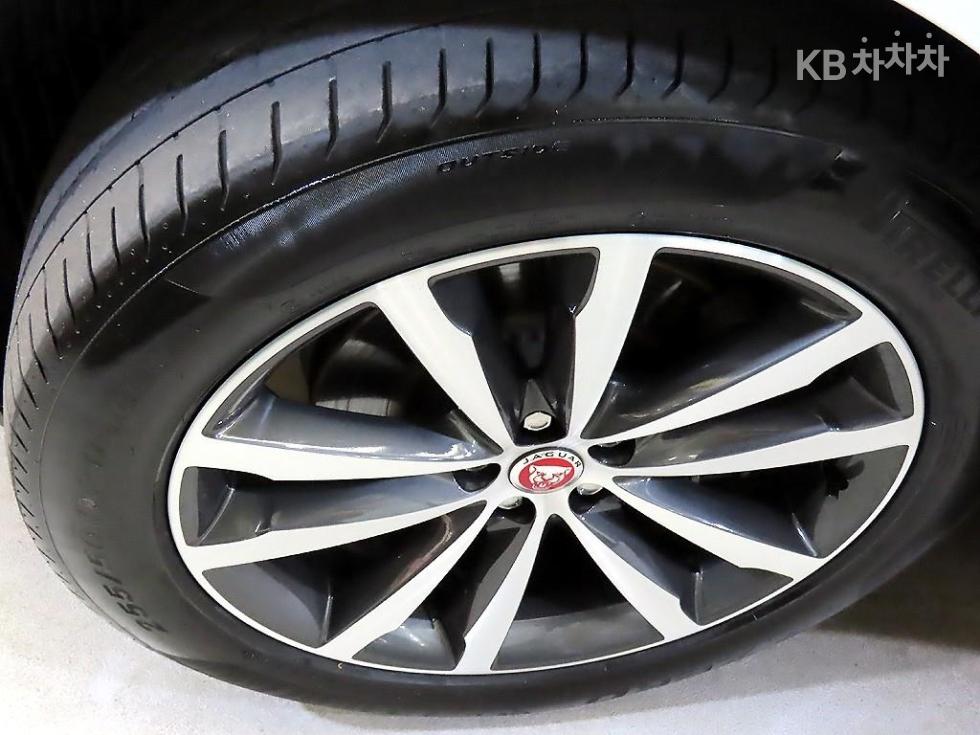 2021 - jaguar f-pace