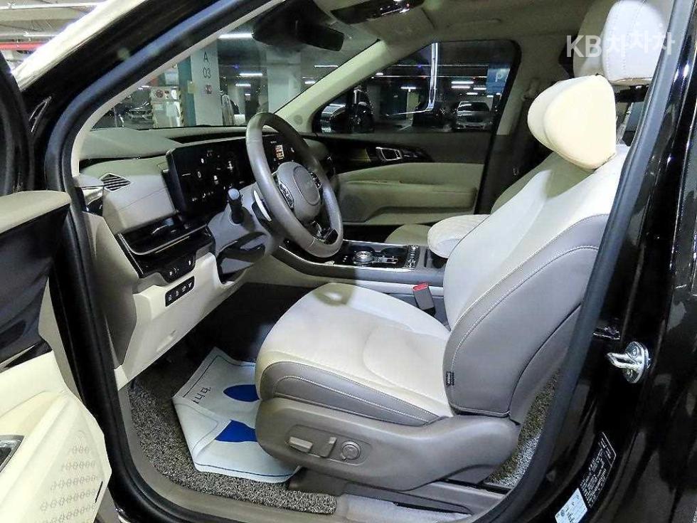 2023 Kia 4 photo
