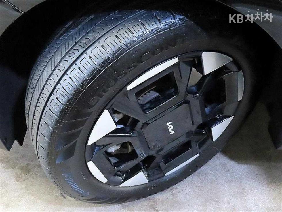 2023 Kia 4 photo