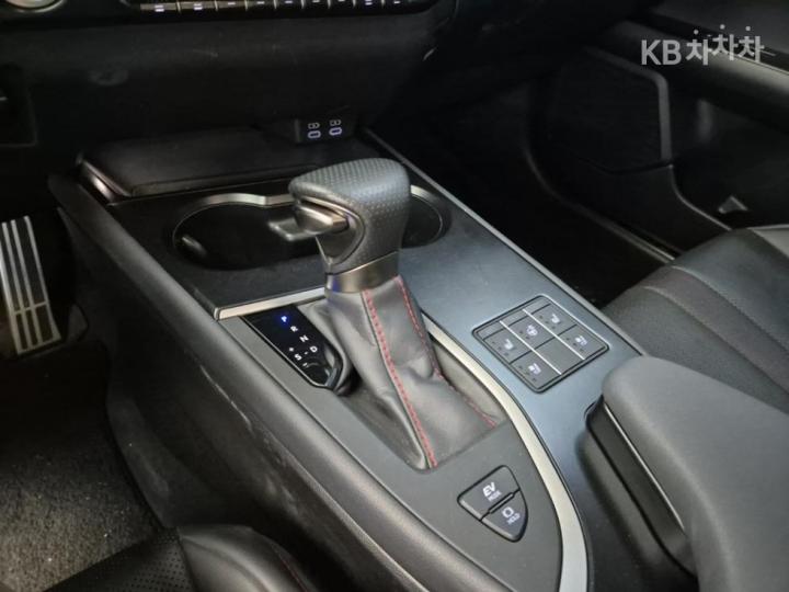 Lexus UX 250h F SPORT 9