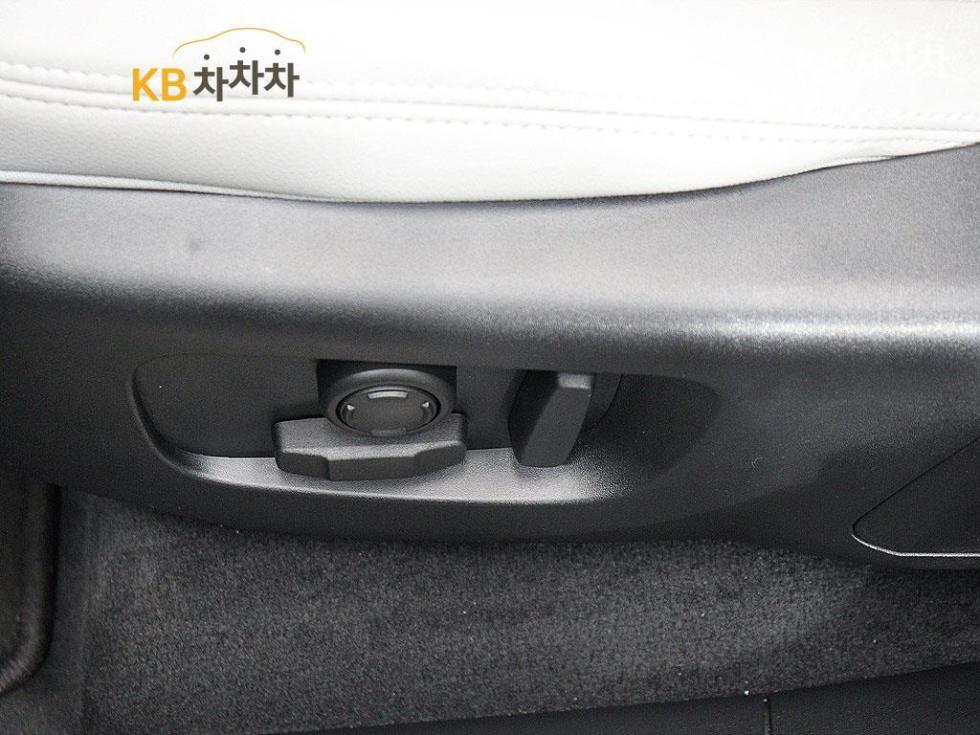 2025 Land Rover Used Car photo