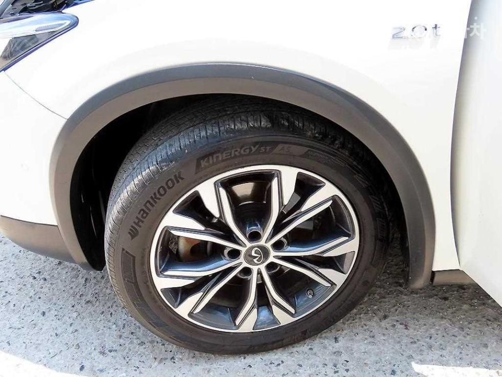 2019 - infiniti qx30
