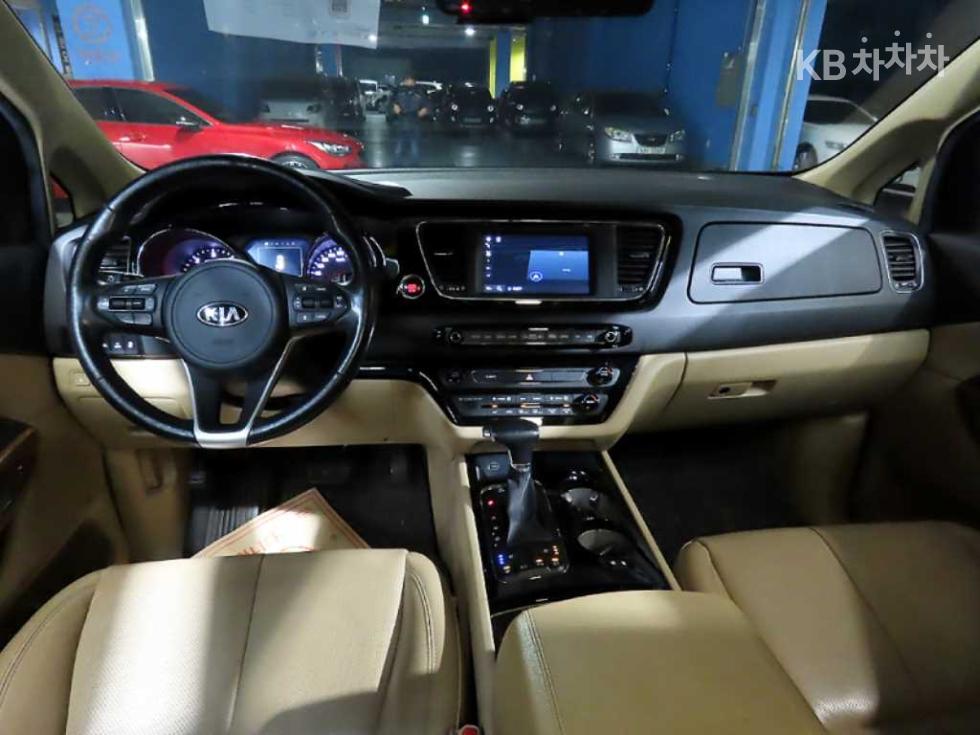 Kia Carnival — miniaturë 5