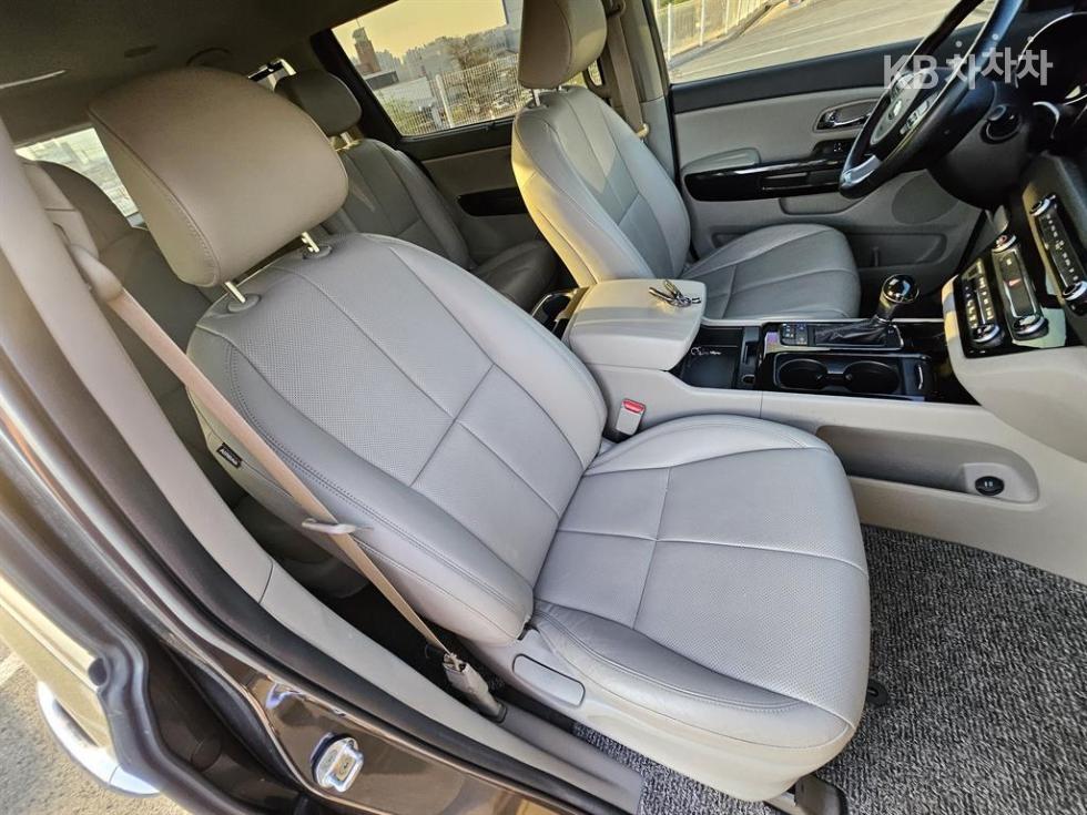 Kia Carnival — miniaturë 8