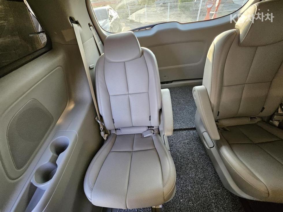 Kia Carnival — miniaturë 11