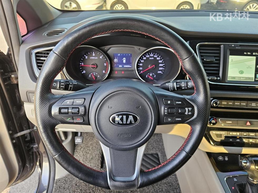 Kia Carnival — miniaturë 16