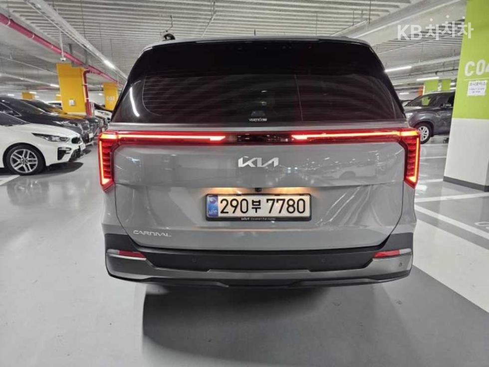 2025 Kia 4 photo