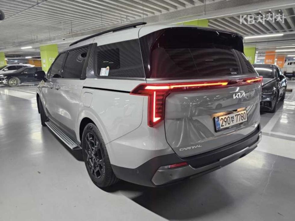 2025 Kia 4 photo
