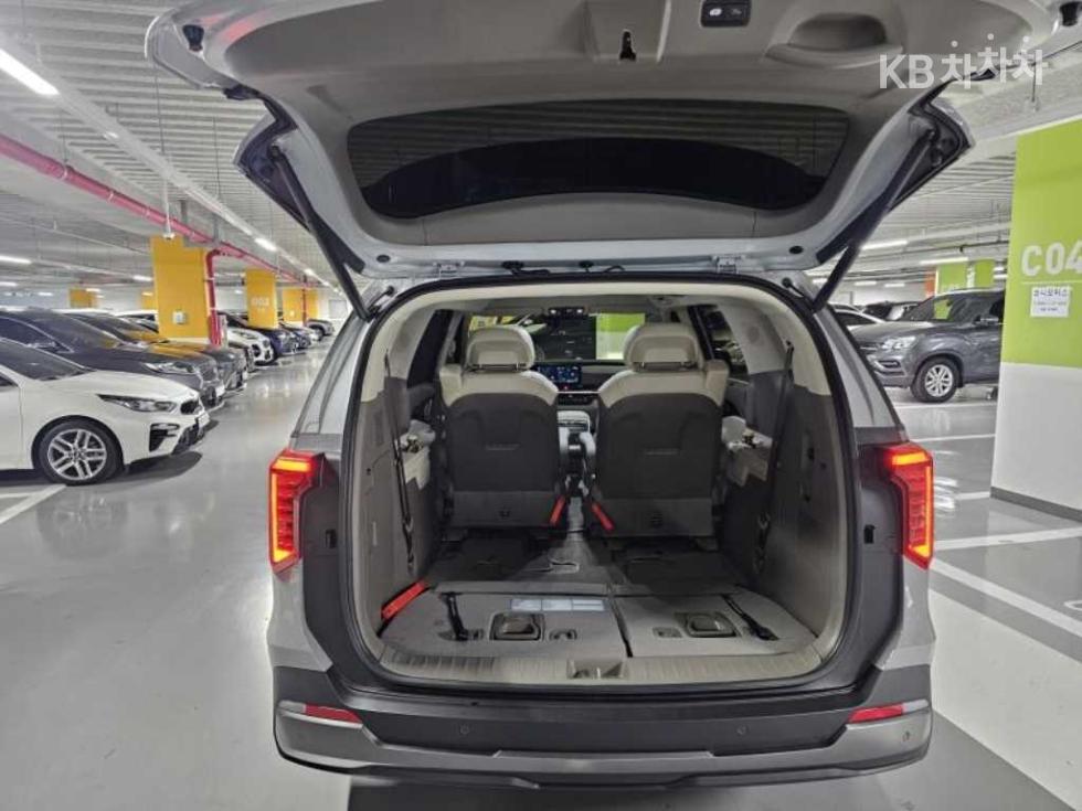 2025 Kia 4 photo