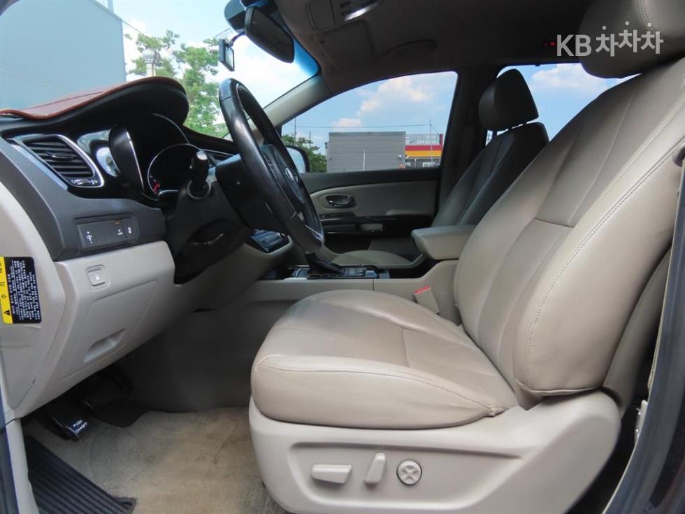 Kia Carnival — miniaturë 15