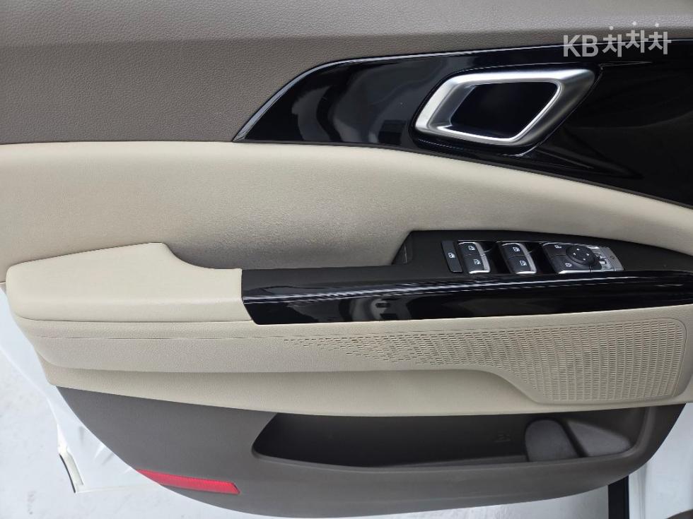 Kia Carnival — miniaturë 10