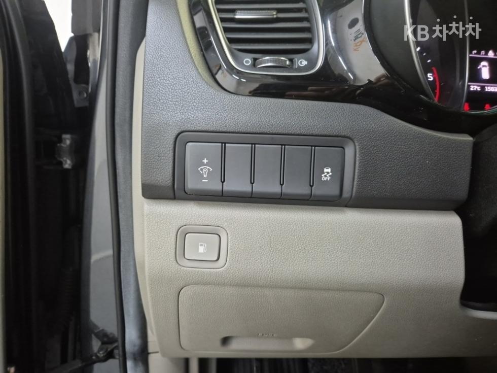 Kia Carnival — miniaturë 17