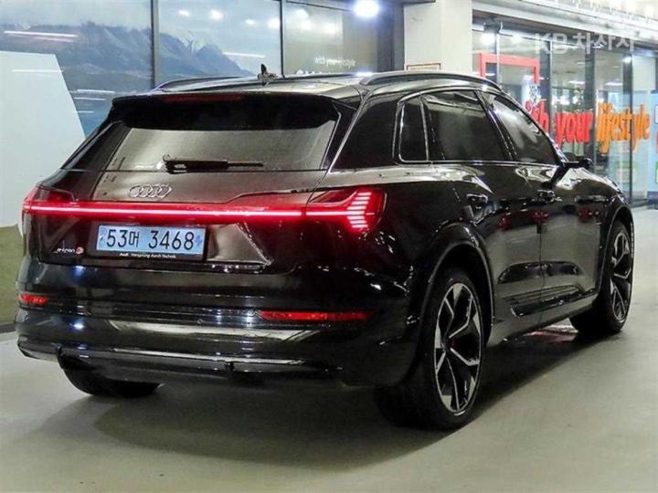 Audi E-Tron S 2023 photo 4