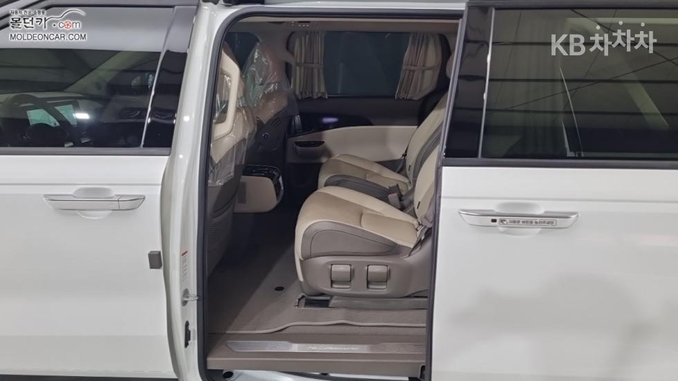 Kia Carnival — miniaturë 10
