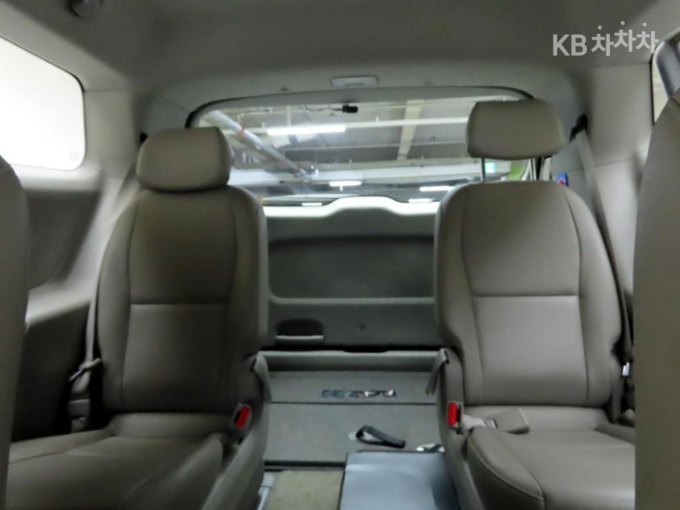 Kia Carnival — miniaturë 16