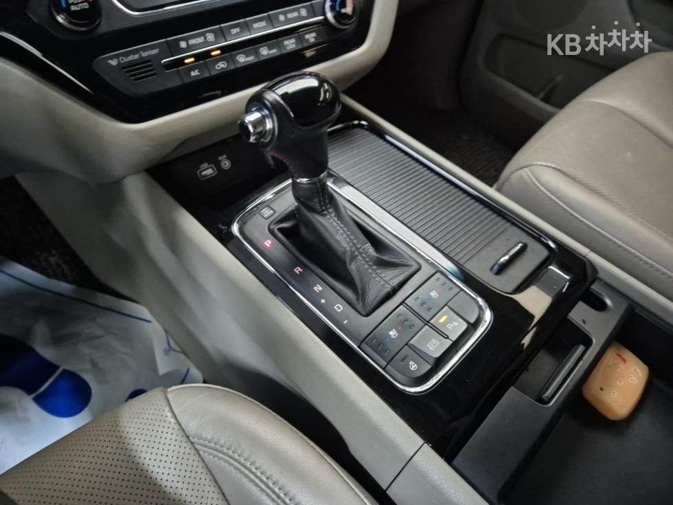 Kia Carnival — miniaturë 8