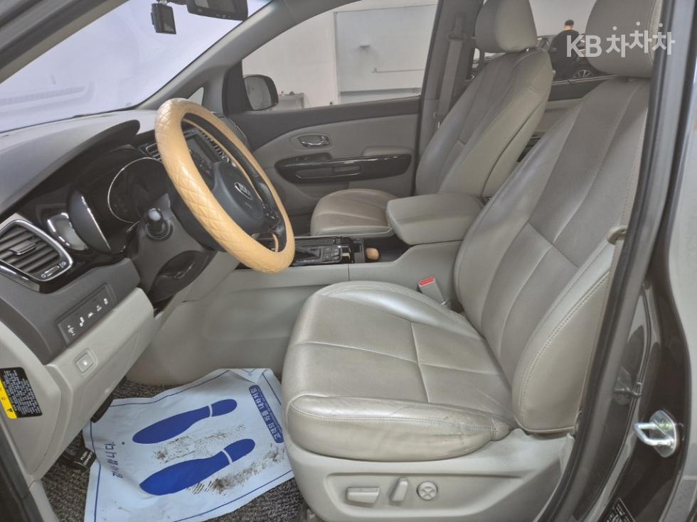 Kia Carnival — miniaturë 11