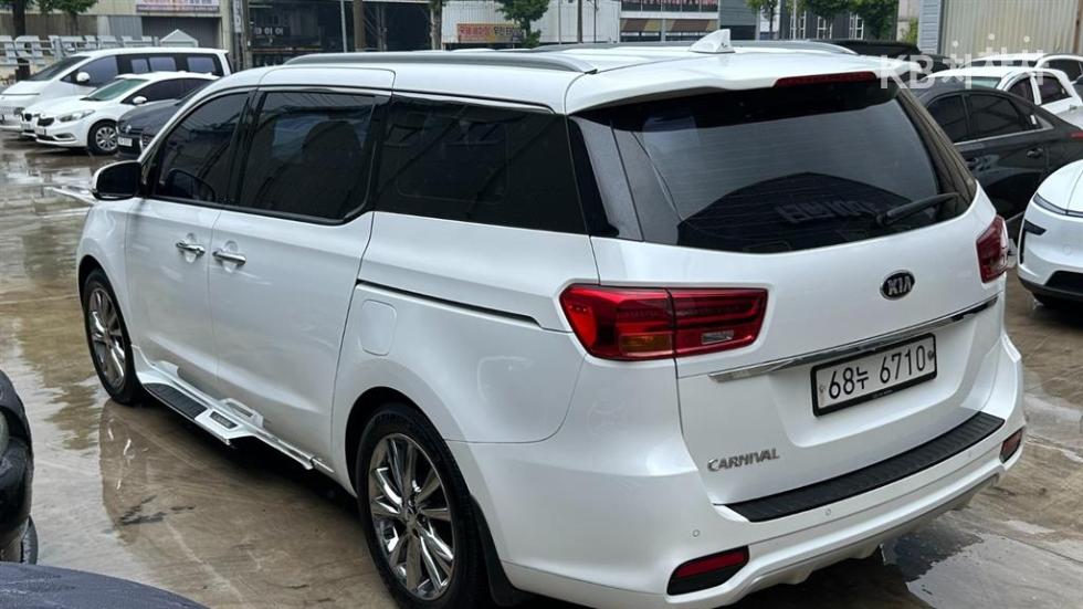 Kia Carnival — miniaturë 4