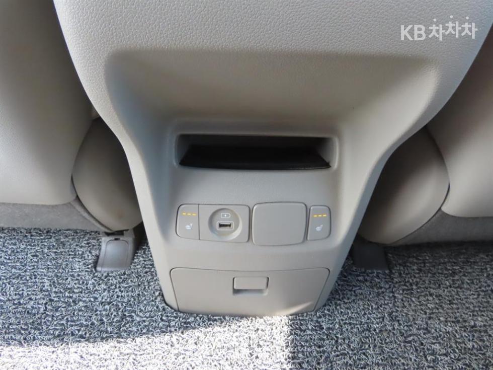 Kia Carnival — miniaturë 8