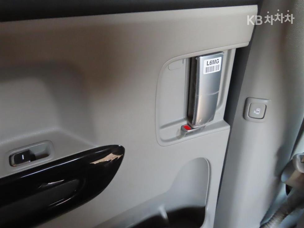 Kia Carnival — miniaturë 9