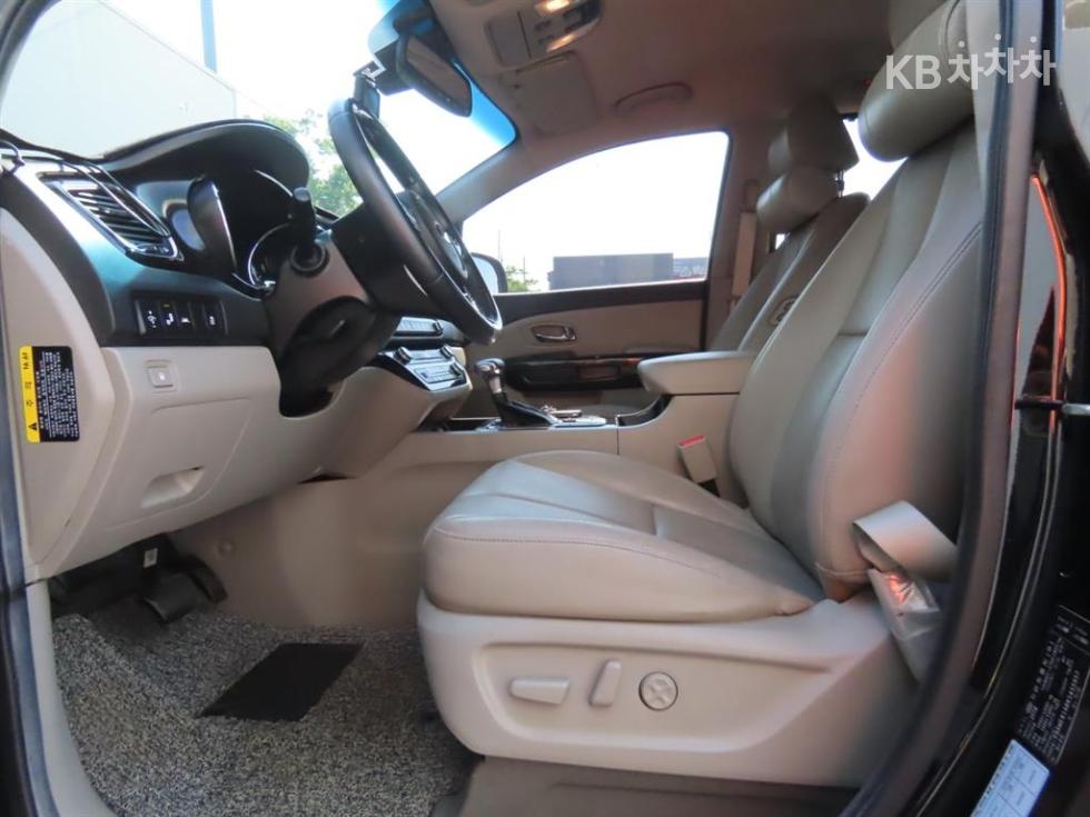 Kia Carnival — miniaturë 17