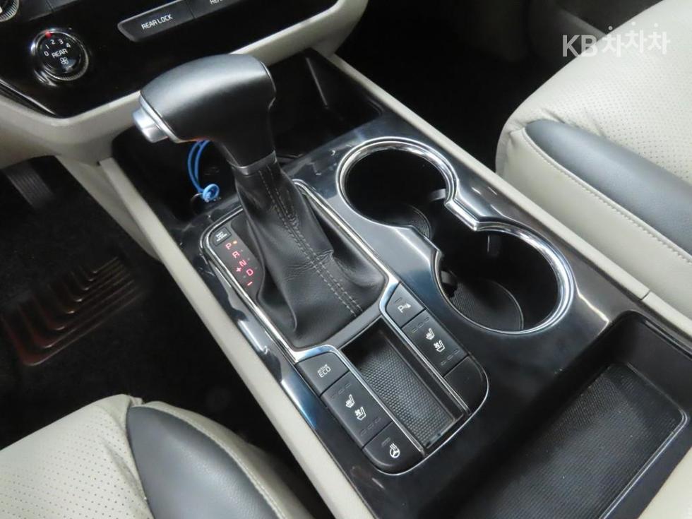Kia Carnival — miniaturë 12