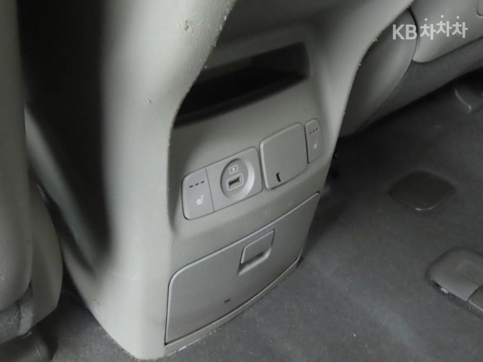 Kia Carnival — miniaturë 15