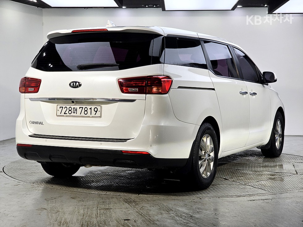 Kia Carnival — miniaturë 4