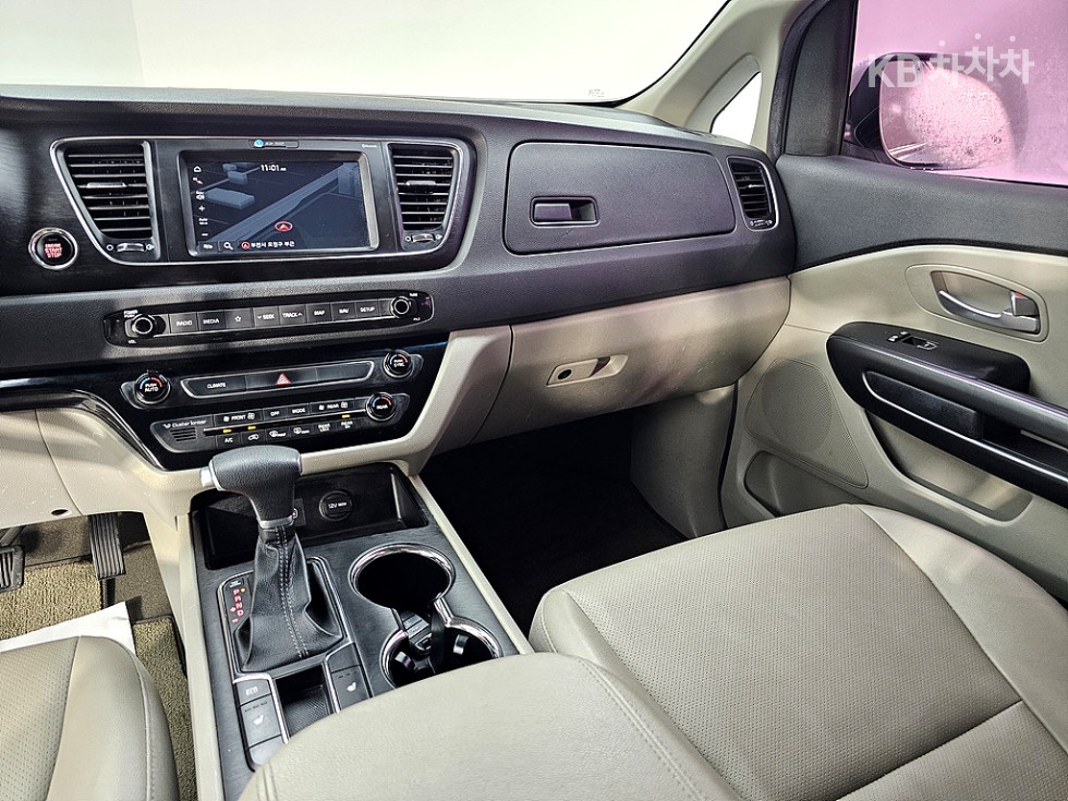 Kia Carnival — miniaturë 10