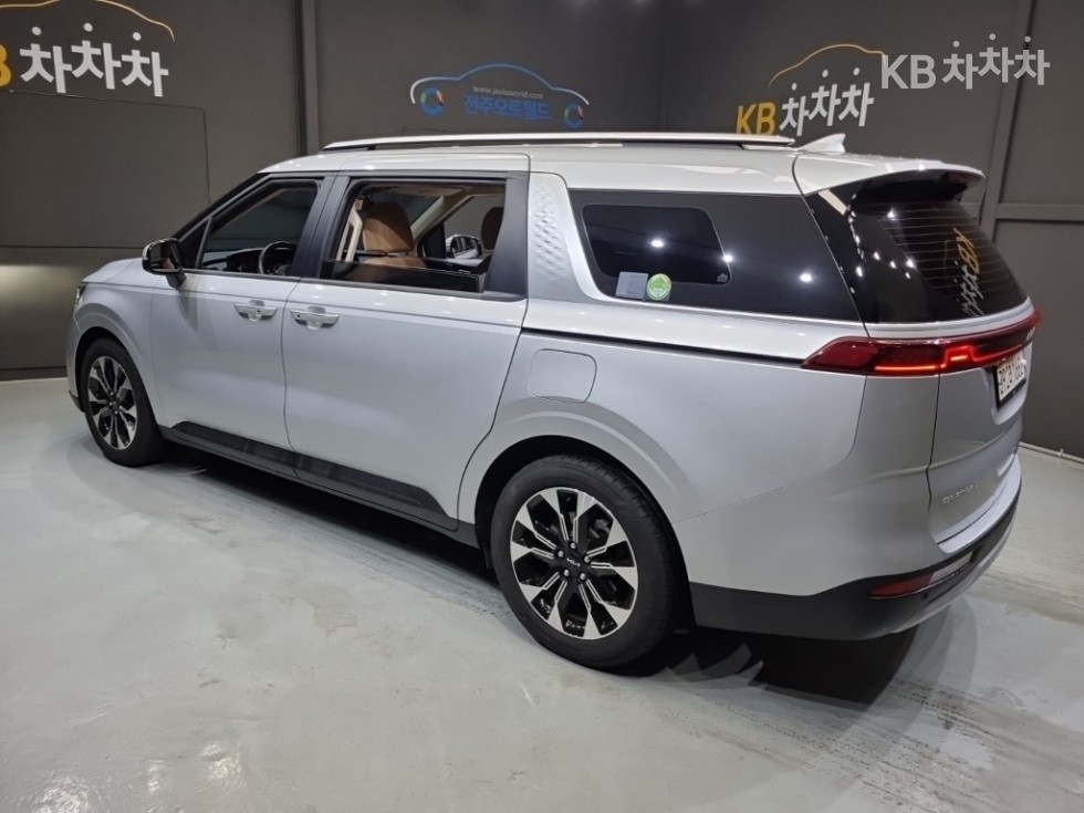 Kia Carnival — miniaturë 4
