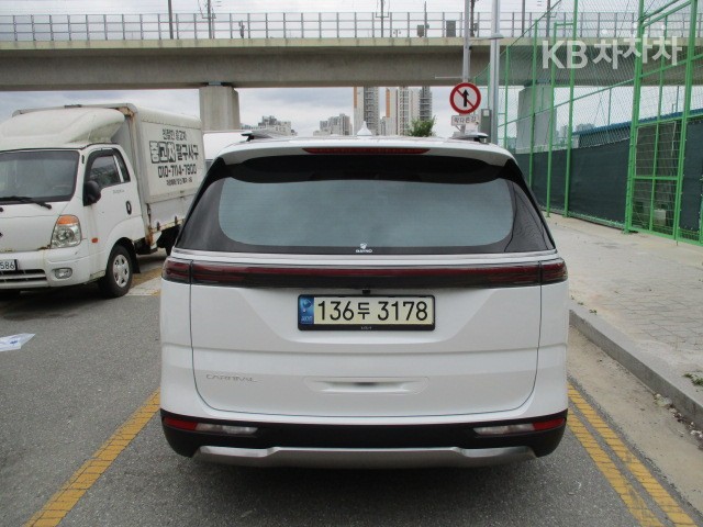 Kia Carnival — miniaturë 4