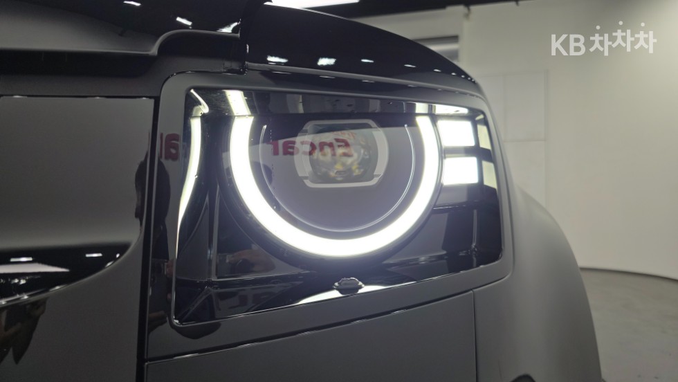 Land Rover Defender — miniaturë 7