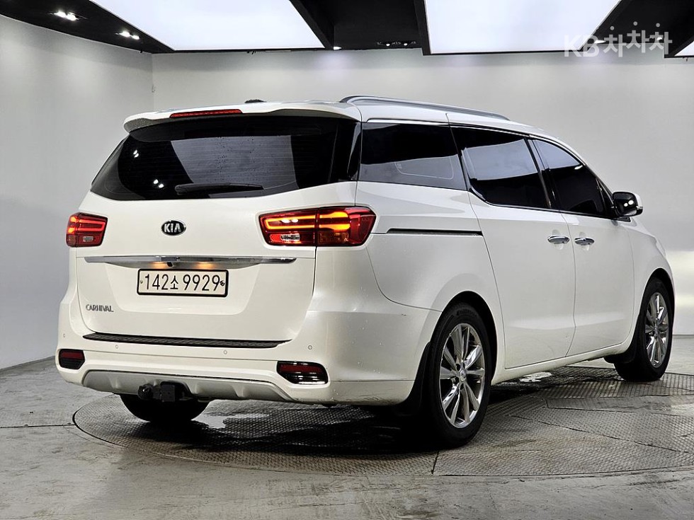 Kia Carnival — miniaturë 4