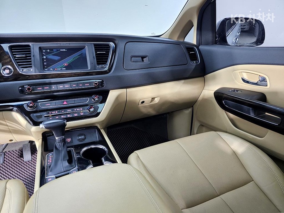 Kia Carnival — miniaturë 9