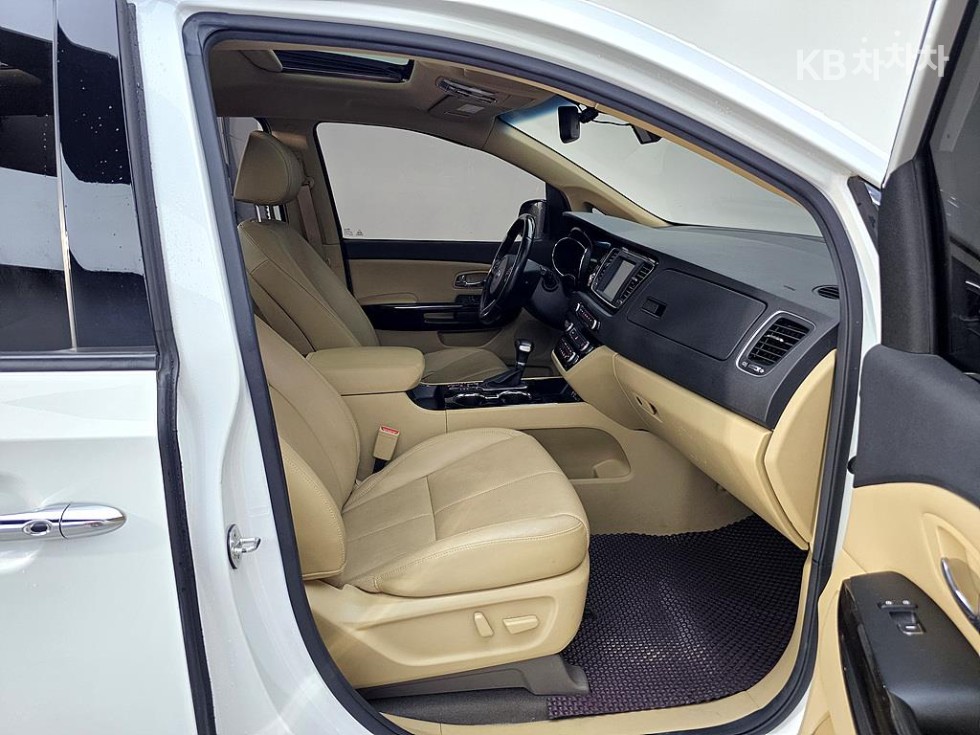 Kia Carnival — miniaturë 10