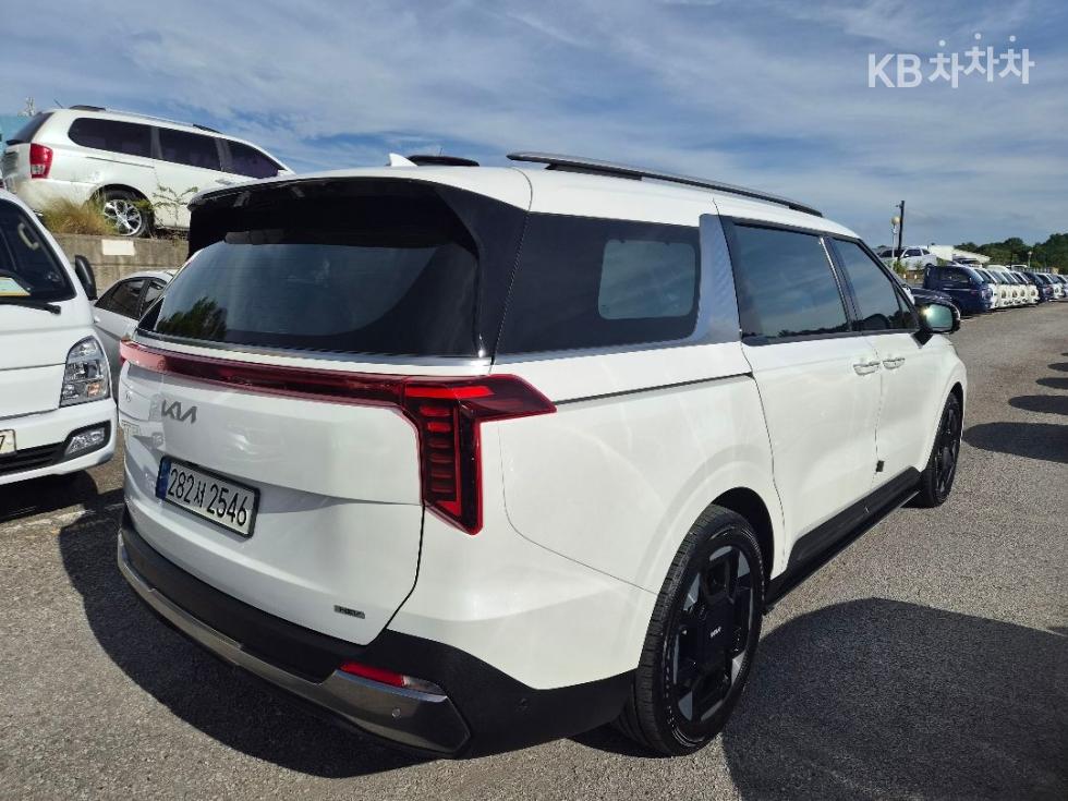 Kia Carnival — miniaturë 3