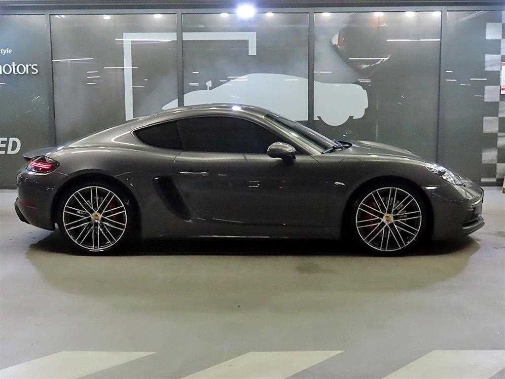 2021 Porsche (718) photo