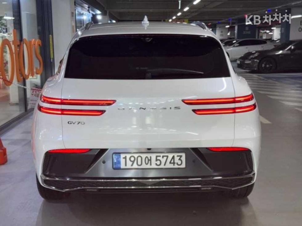 2024 Genesis GV70 photo