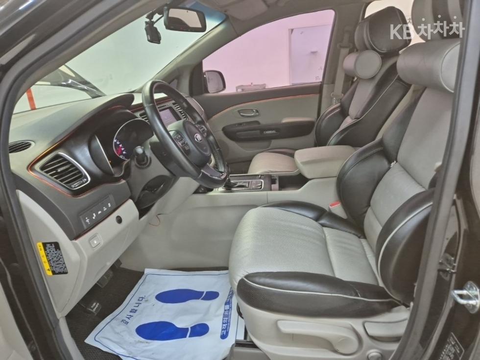 Kia Carnival — miniaturë 11