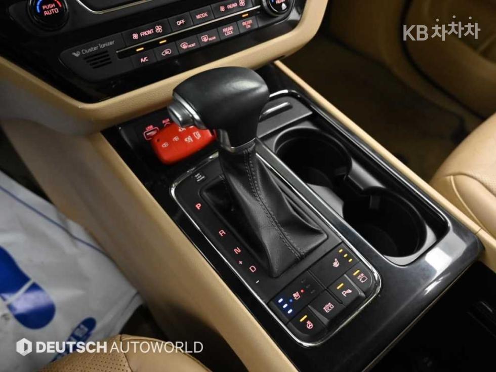 Kia Carnival — miniaturë 9