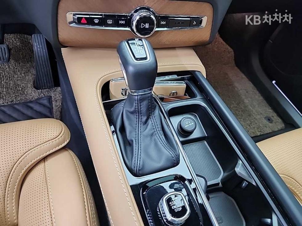 2020 Volvo XC90 photo