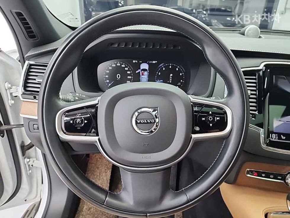 2020 Volvo XC90 photo