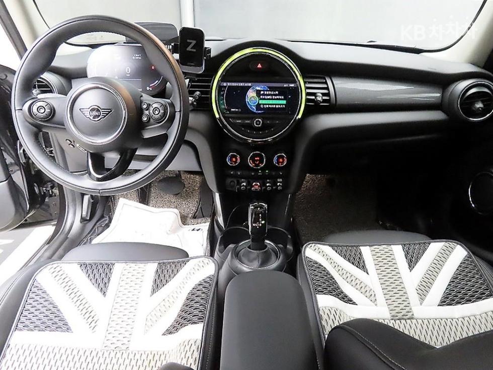 2021 MINI 5 photo